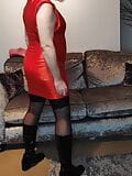 Hete travestiet in sexy rode satijnen jurk en kousen snapshot 7