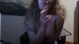 Mädchen mit natürlichen Brüsten neckt ein bisschen und raucht 1 Zigarette! snapshot 6