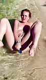 EMILY ROSE Y JAMES- TRAVIESA EMILY DISFRUTA DE MASTURBARSE AL AIRE LIBRE CON UN CONSOLADOR AZUL EN LA PLAYA JAMACIAN snapshot 4