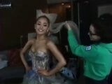 Ariana Grande sexy cache ses petits seins snapshot 9