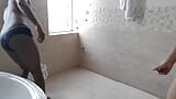 ホテルでシャワーを浴びる裸のカップル snapshot 3