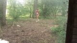 Joven folla con dos chicos en el bosque snapshot 3