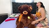 Jhoanitacat玩弄她的泰迪熊自慰并操他的菊花 snapshot 2
