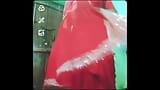 Indický gay crossdresser Gauri Sissy XXX videohovor v červeném sárí, ukazující jeho prsa a strapon podprsenky snapshot 2