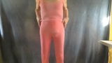 Leggings mariquita perra muestra su culo femenino. snapshot 1