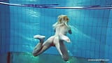 Russische blondine in perfektion, im pool schwimmen snapshot 12