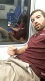 Puplic paja en un tren snapshot 4