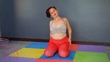 Regina noir. une femme en justaucorps de yoga pratique le yoga. snapshot 3