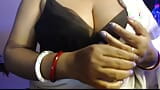 La sexy bhabhi ji dejó expuesta sus tetas y se puso pinzas en los pezones. snapshot 8