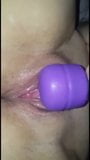 MILF masturbándose chorros con varita snapshot 4