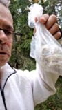 Darren Sullivan - sumiso voyeur recogiendo condones viejos en el bosque snapshot 3