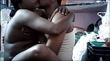 प्राकृतिक स्तनों वाली भारतीय गृहिणी को चूमा जाता है snapshot 12