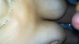 Fait maison: sperme chaud sur les gros seins naturels de sa femme snapshot 3