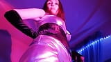 Dominatrix Eva Látex fetiche dominatrix femdom pussylick escravo máscara lamber calcinha bdsm quente milf vestido prateado meias snapshot 7