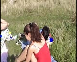 Twee meiden uit Duitsland worden wild, knap het meer met een geile kerel snapshot 1