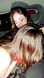 Lesbische Teenager nachts im Auto und haben hinten Spaß, die Schlampen Belle Amore und April Bigass snapshot 11