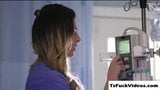 Blonde Krankenschwester, Transe Casey küsst ihre Patientin beim Abspritzen snapshot 1