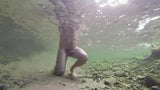 Junge, der nackt im Wasser schwimmt snapshot 4