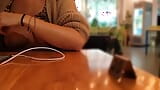 eine kellnerin erwischt mich in einem restaurant mit blanken titten snapshot 1