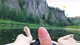 Hetero-Typ spritzt beim Rafting auf dem Fluss kräftig ab snapshot 19