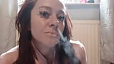 Jolie en rose Kitty fume et vape avec son rouge à lèvres snapshot 6