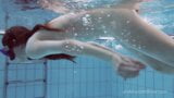 Roxalana Cheh flotando desnuda sola en la piscina snapshot 14
