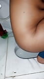 Jan si kakak ipar yang lagi asik kencing di kamar mandi snapshot 5