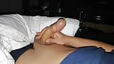 Niegrzeczny chłopak głośno jęczy podczas napełniania prezerwatywy snapshot 6