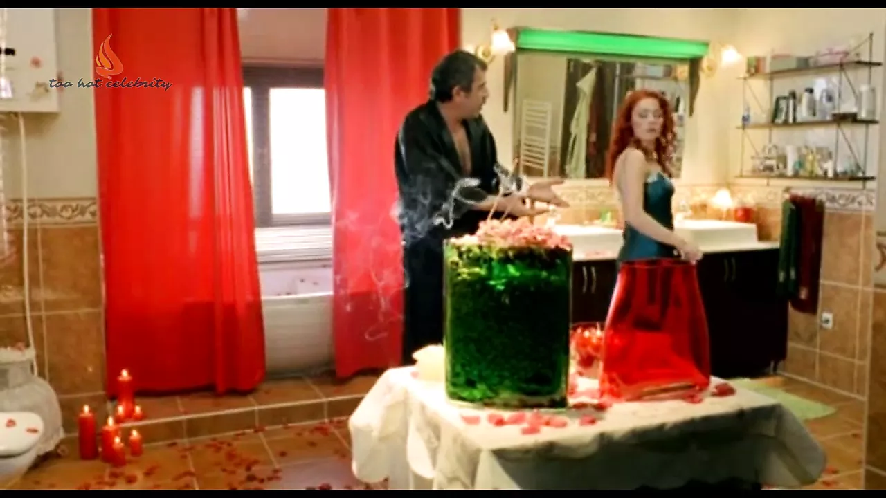 Demet evgar duşta çıplak