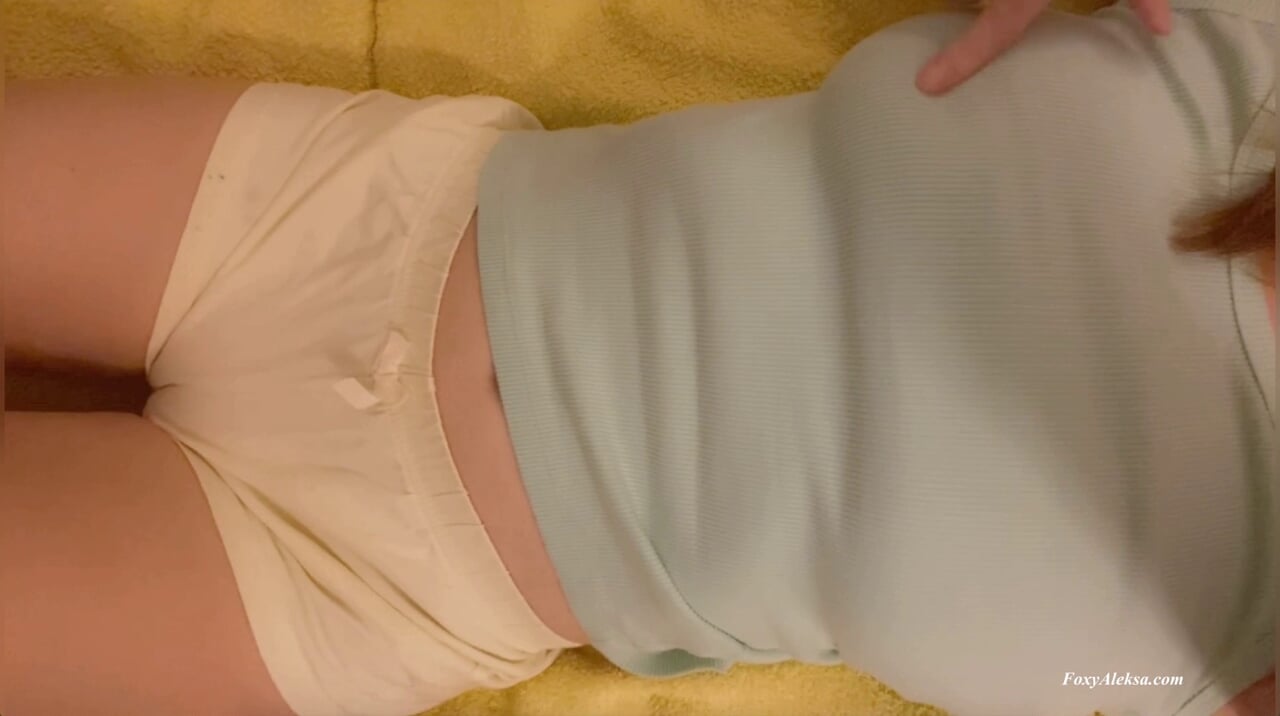 Petite sous un short court. regarde ce que je fais quand personne ne regarde. Je veux une fraîcheur pour la nuit