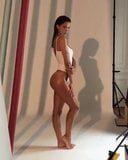 Iris Mittenaere - bimbo sexy en maillot blanc snapshot 3