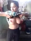 Desi kamya mostrando peitos suculentos snapshot 3