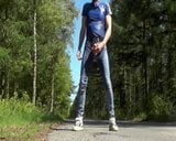 Mojando jeans en el bosque snapshot 10