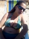 Peituda tetas pulando na praia snapshot 1