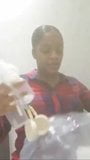 Gadis kulit hitam memompa susunya untuk youtube 2 snapshot 2