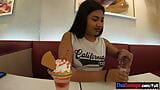 Grande culo amateur tailandés adolescente follada por su novio después de tener helado snapshot 1