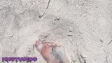 Paso hijo muestra sexy pies desnudos desnudos en la playa snapshot 17