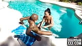 Asiática Krystal Davis y Shaundam haciendo sexo en la piscina al aire libre snapshot 10