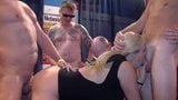 Hete slet met piercings wil een gangbang snapshot 2