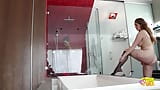 Dwie atrakcyjne brunetki pieszczą swoje duże cycki pod prysznicem i cieszą się grę wstępną snapshot 6