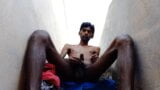 Rajesh masturbándose polla en las escaleras y cumming en vidrio snapshot 4