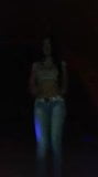 Sexy morena bailando en jeans ajustados snapshot 3