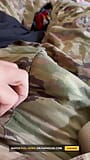 Doar un soldat din armată își freacă pula prin uniforma sa militară Ocps snapshot 5