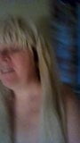 Hete blondine leeft om te pronken met poesje snapshot 1