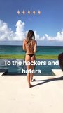 Alexis Ren loopt naar het zwembad snapshot 4