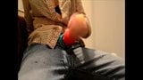 Une fille branle un gode Bad Dragon snapshot 5