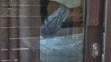 Voyeur pegou casal fazendo sexo atrás das cortinas abertas, gozada de quatro snapshot 3