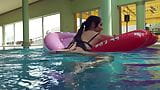 Kittina Ivory se desnuda en la piscina snapshot 8