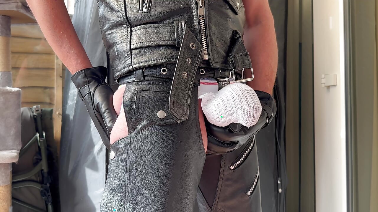 En annan utsikt, visar upp min röv och utbuktning i läder stövlar och utbuktande jockstrap och läderhandskar