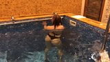 Dziewczyna kąpiąca się w basenie i szarpiąca cipkę, podczas gdy nikt snapshot 3